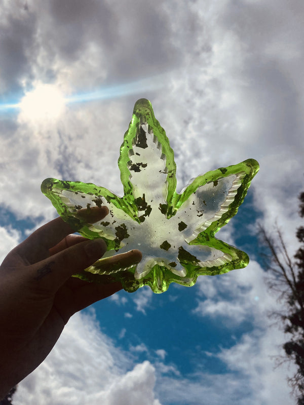 Junneart Weed leaf ash tray.